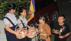 Người Sài Gòn đi lễ chùa đêm Vu lan, dâng trọn niềm hiếu kính