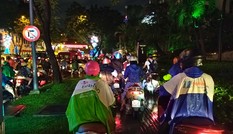 Nghìn người Sài Gòn 'chôn chân' trong cơn mưa rả rích