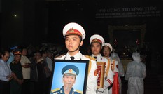 Tiễn đưa linh cữu Anh hùng phi công Nguyễn Văn Bảy về quê nhà