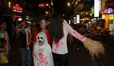 Muôn kiểu hóa trang “hết hồn” đổ về phố Bùi Viện chơi hội Halloween
