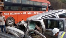 Xế hộp đối đầu ô tô khách trên cao tốc Nội Bài - Lào Cai