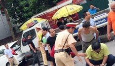 Bất tuân hiệu lệnh, thanh niên xăm trổ lái xe máy tông gục CSGT