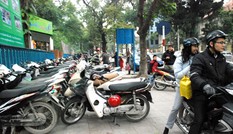 Cho trông xe trên đường, vỉa hè vẫn bị chiếm dụng