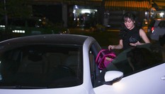 Văn Mai Hương lái xe sang đi diễn