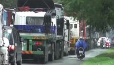 Hàng nghìn ôtô kẹt cứng trên đường vào cảng Sài Gòn