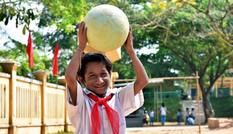 Cậu bé tý hon hàng ngày cần mẫn băng rừng tới trường