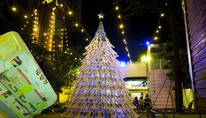 Lạ mắt cây thông làm từ… ghế nhựa