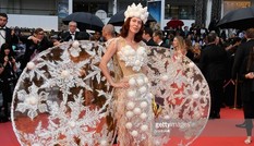 Nhà thiết kế ‘chiếm chỗ’ thảm đỏ Cannes với bộ cánh kỳ dị