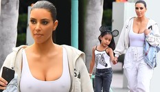 Kim Kardashian 'thả rông' vòng 1 trên phố