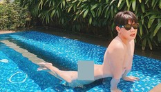 Nam ca sĩ Đào Bá Lộc gây sốc khi đăng ảnh khoả thân nằm dài trong bể bơi