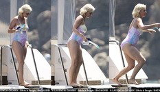 Diện bikini khoe ngực ‘khủng’, Katy Perry lộ bụng mỡ - đùi thô