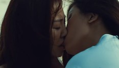 Hậu 'lừa' cưới, Văn Mai Hương ‘khóa môi’ Đồng Ánh Quỳnh đắm đuối gây sốc