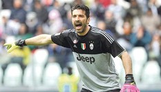 Cận cảnh pha cứu thua 'không tưởng' của Buffon trong màu áo PSG
