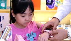 Bố mẹ tìm mua đồng hồ định vị con sau vụ học sinh bị bỏ quên trên xe