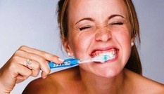 Tác hại khôn lường khi đánh răng quá mạnh