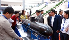 Máy bay tàu ngầm mô hình hút khách tham quan