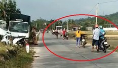 Hàng loạt xe máy dắt bộ khi gặp 'chốt' CSGT