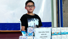Cậu bé lấy tiền lì xì mua khẩu trang tặng mọi người