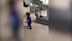 Choáng ngợp trước cậu bé 2 tuổi được ví như “Ronaldo tí hon”