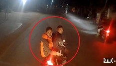 Hai nam thanh niên đầu trần lái xe máy lạng lách, chặn đầu ô tô gây sự
