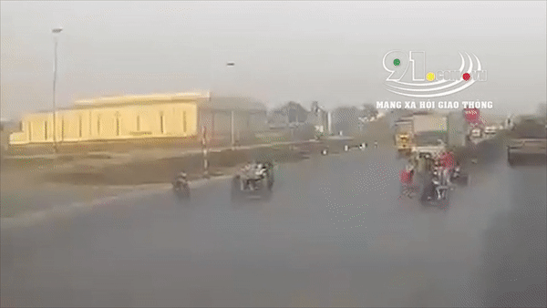 Tài xế chạy Exciter tông văng người đi xe đạp điện qua đường