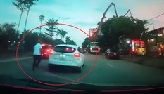 Ô tô lùi vào xe khác gây hư hỏng rồi bỏ chạy
