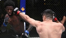 Pha lên gối uy lực trong chiến thắng knock-out ở UFC