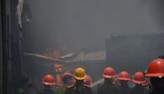 Hà Nội: Kho cồn cháy ngùn ngụt, lửa khói đen trời