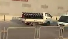 Xe tải chở xe máy đi ngược chiều ở đường trên cao Hà Nội