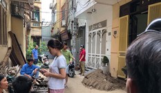 Hà Nội: Xe rùa rơi từ tầng 5 công trình xây dựng trúng người đi đường