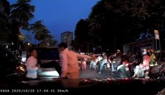 Sau va chạm, hai tài xế ô tô bỏ xe lao vào đánh nhau giữa đường