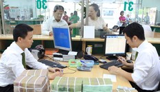 Chứng khoán “khoe” là bà đỡ, tín dụng “than” phải gánh nặng vốn