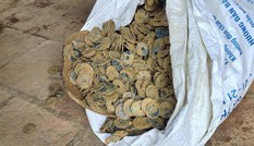 Đào móng nhà, nông dân phát hiện 3 hũ sứ đựng hơn 100kg tiền cổ