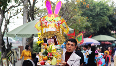 Hàng ngàn du khách dâng hương cầu bình an, phúc lộc tại đền ông Hoàng Mười