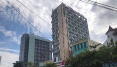 Bé trai 5 tuổi rơi từ tầng 9 khách sạn xuống đất tử vong
