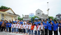 Đoàn thanh niên báo Tiền Phong tặng sân chơi thiếu nhi cho trẻ em miền biển