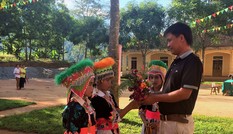 Xúc động học sinh mang hoa rừng, trái dại tặng thầy cô ngày lễ
