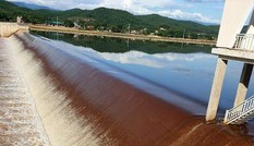 Xác định nguyên nhân nước hồ Ngàn Trươi – Cẩm Trang chuyển màu đỏ