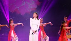 Hồ Ngọc Hà dịu dàng khác lạ trong ‘Vang mãi giai điệu Tổ quốc'
