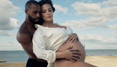 Mẫu béo Ashley Graham chụp ảnh bầu táo bạo bên chồng