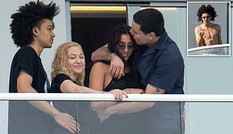 Madonna 61 tuổi thân mật tình tứ bên trai trẻ 9x