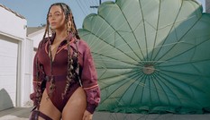 Beyonce khoe dáng tròn đầy nóng bỏng trên Elle