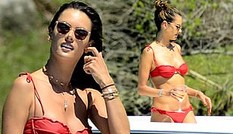 Alessandra Ambrosio diện bikini đỏ rực tắm nắng