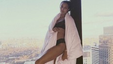 Thiên thần Jasmine Tookes diện nội y tạo dáng bên cửa kính trong suốt