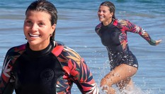 Sofia Richie xinh đẹp rạng ngời, đùa giỡn sóng biển ở Malibu
