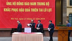 Lãnh đạo Chính phủ quyên góp ủng hộ đồng bào miền Trung