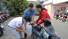 Thành Đoàn TP. HCM tặng dung dịch sát khuẩn cho các trường học