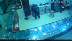 Truy tìm tên trộm đột nhập vào tiệm vàng 'cuỗm' đi 700 triệu đồng