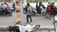 Người đàn ông tấn công cảnh sát để 'giải cứu' bạn nhậu