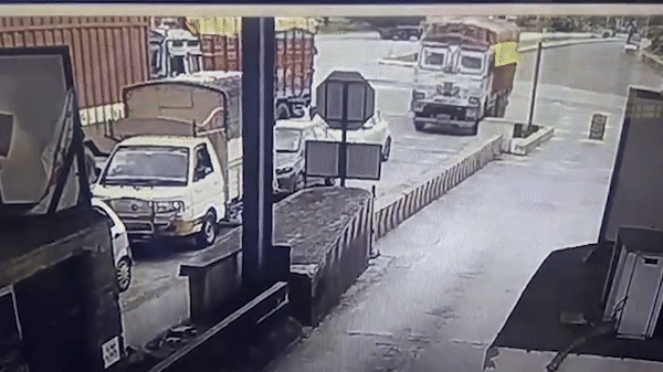 Xe tải mất phanh, lao vào hàng loạt ôtô ở trạm thu phí
